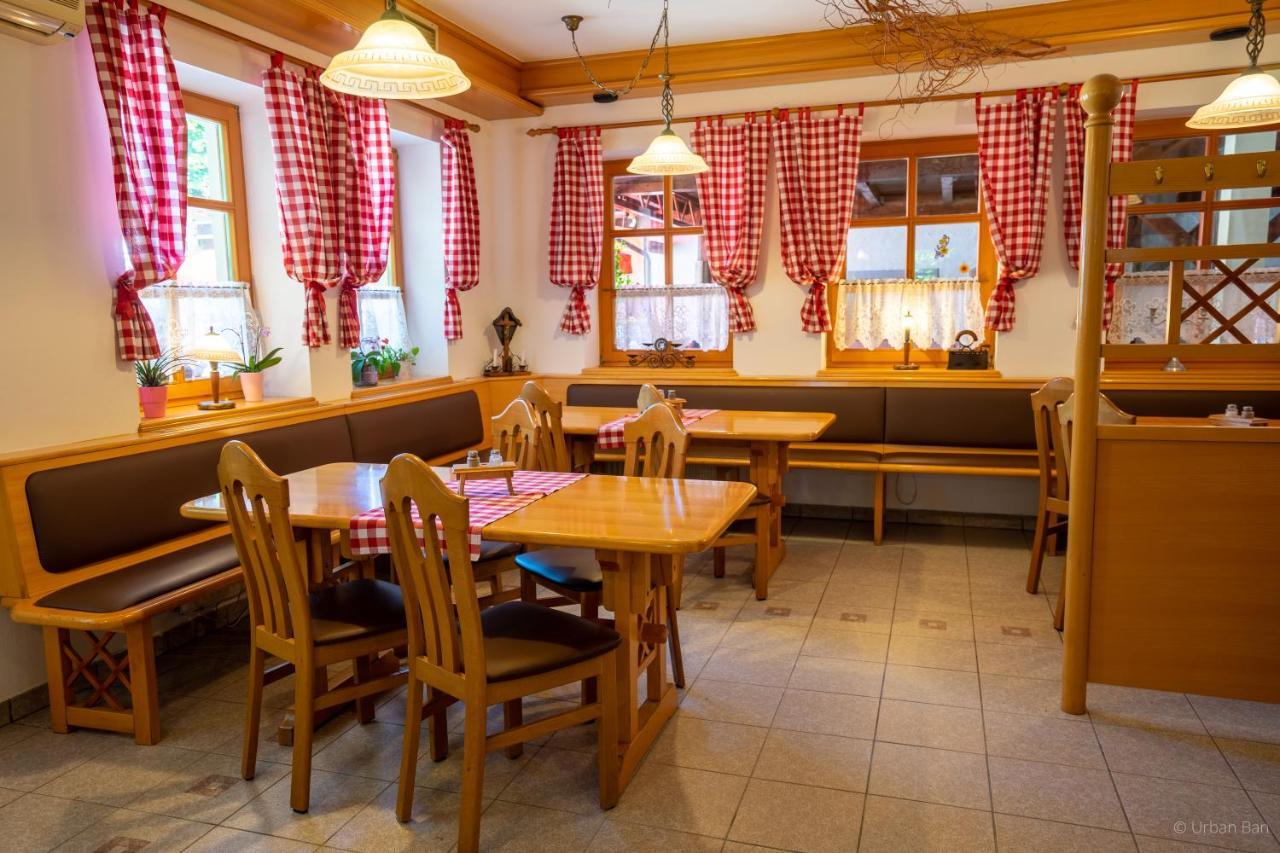 Hotel Gostilna Logar Hotemaze Exteriér fotografie