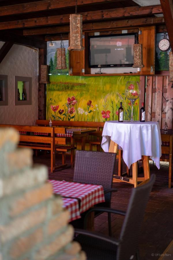 Hotel Gostilna Logar Hotemaze Exteriér fotografie