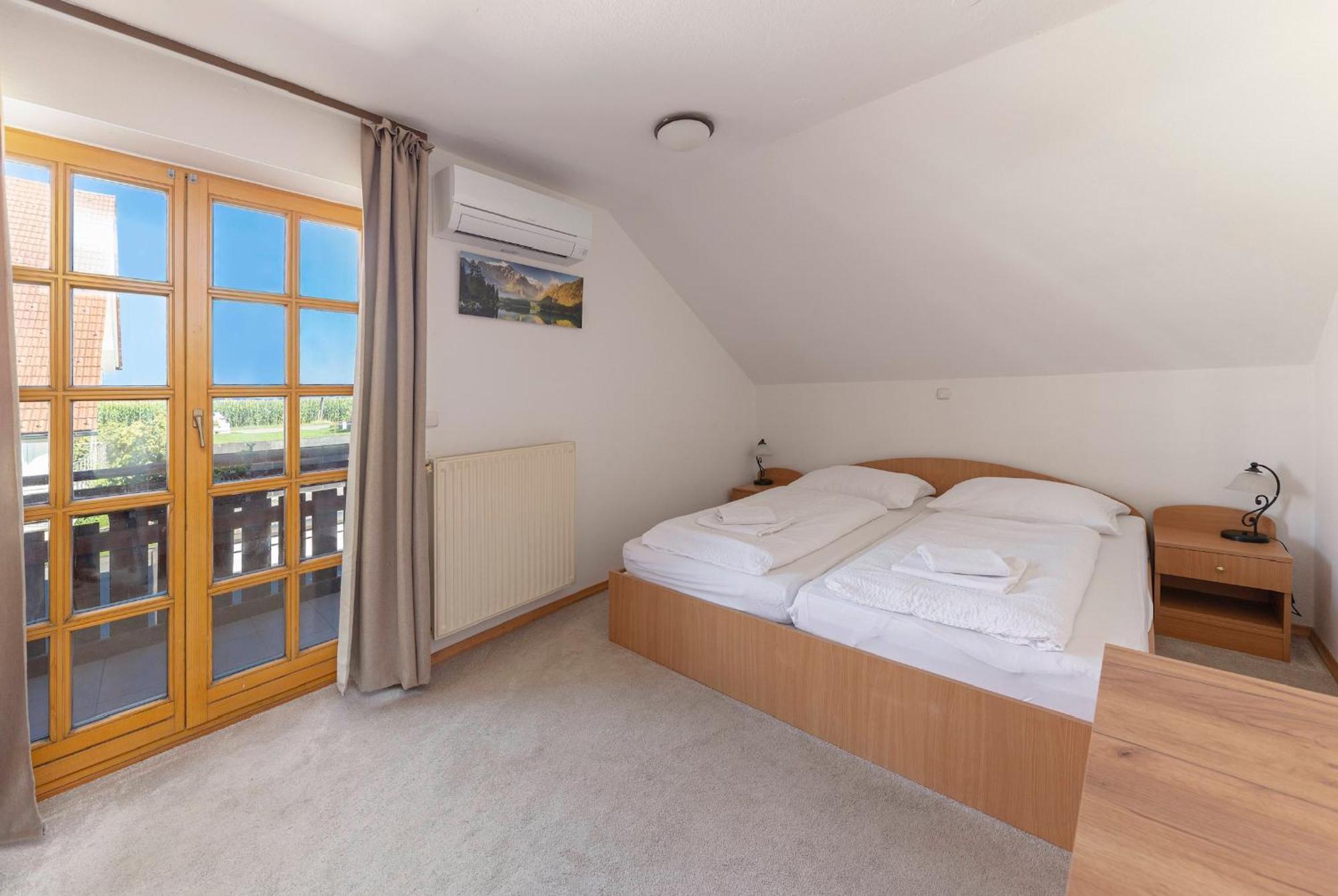 Hotel Gostilna Logar Hotemaze Exteriér fotografie